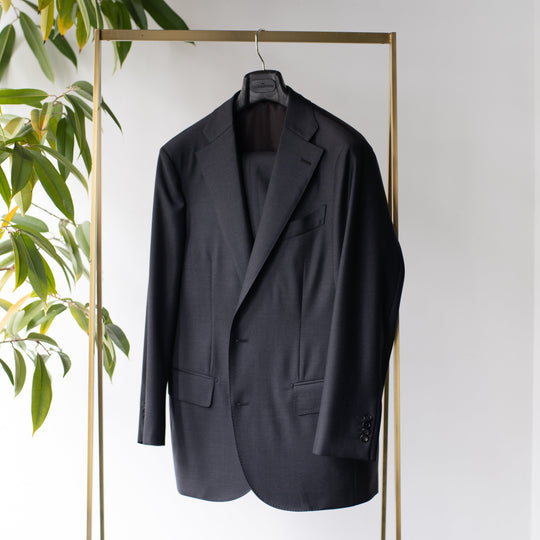 Loro Piana「Winter Australis」チャコールグレースーツ