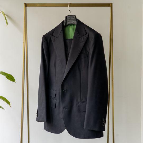 Dormeuil〈15 Point 7〉のネイビースーツ