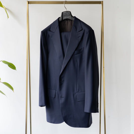 Loro Piana「Winter Australis」ネイビースーツ