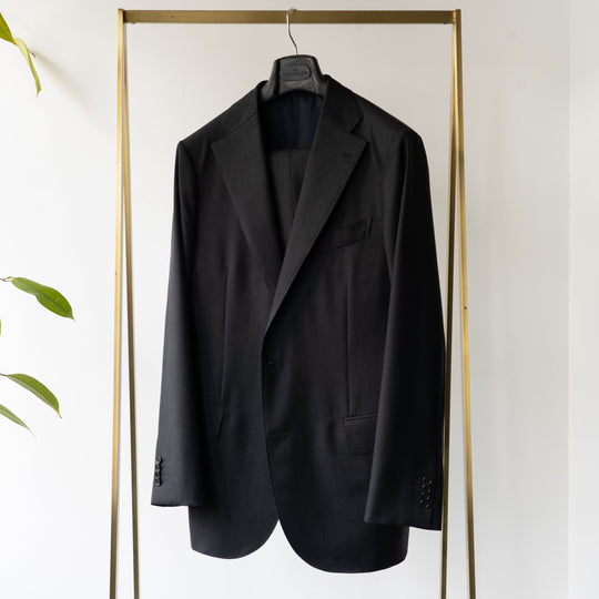 静かな艶が語る、〈Dormeuil AMADEUS〉のチャコールグレースーツ
