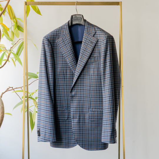 軽やかに装う、ブルー×ブラウンの〈Loro Piana AUSTRALIS〉ジャケット