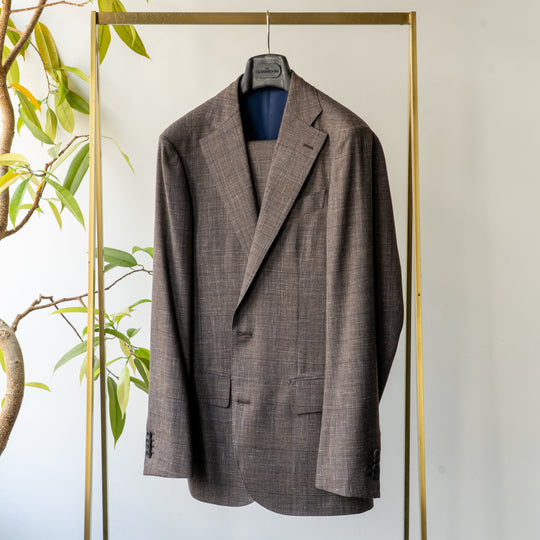 ほどよく力の抜けた、ブラウングレンチェックの〈Loro Piana SUMMERTIME〉ジャケット