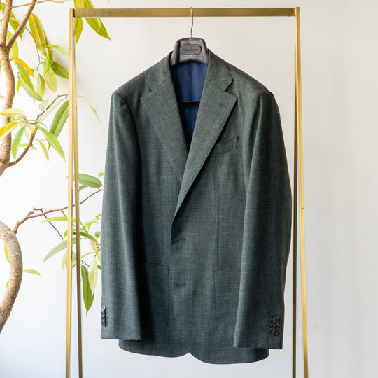 清涼感と品格を纏う、オリーブグリーンの〈Loro Piana SUMMERTIME〉ジャケット